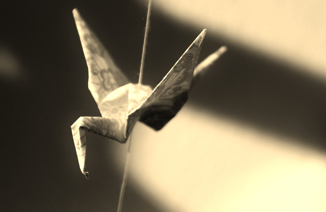 【手作りアイテム】折り鶴を席札スタンドに！